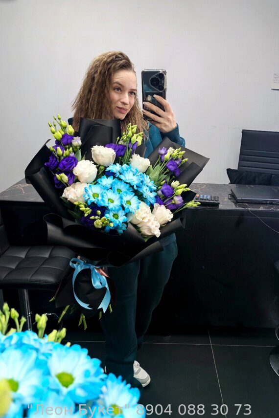 Пионовидные розы, эустомы, хризантемы букет.